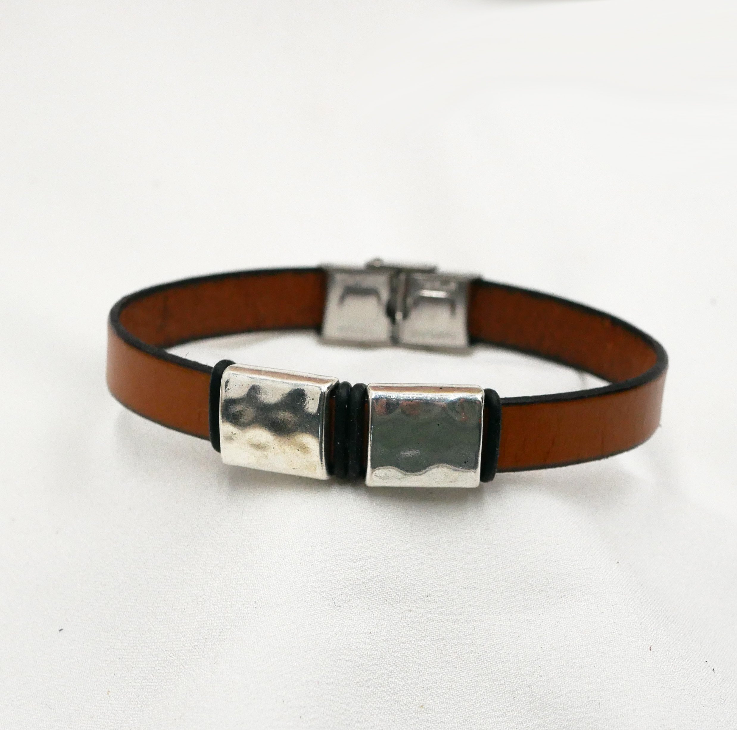 Pulseira de couro para homem com quadrados de metal martelado para personalizar