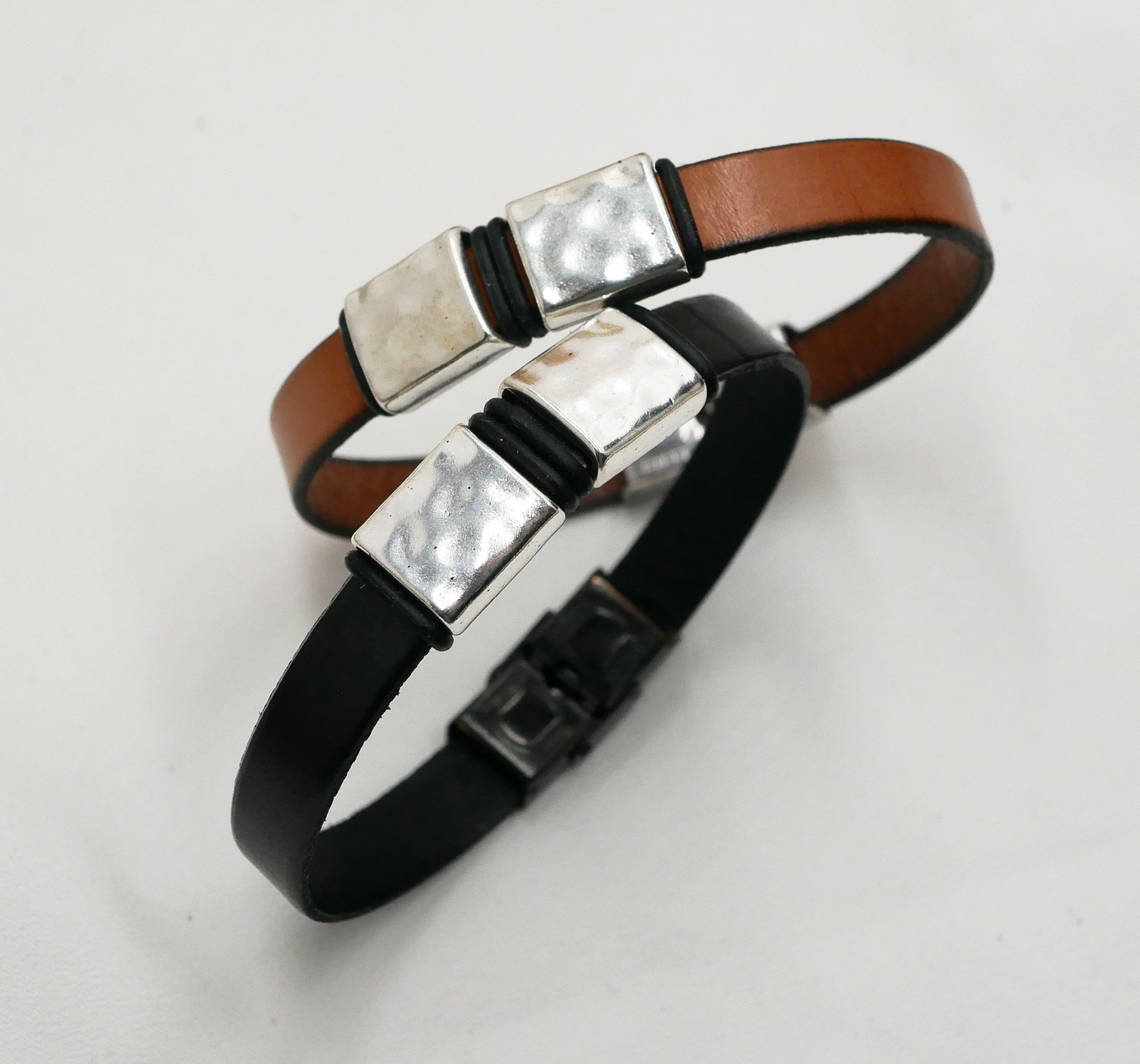 Pulseira de couro para homem com quadrados de metal martelado para personalizar