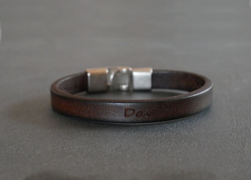 Bracelet cuir Homme grav&eacute; &agrave; personnaliser marron fonc&eacute;