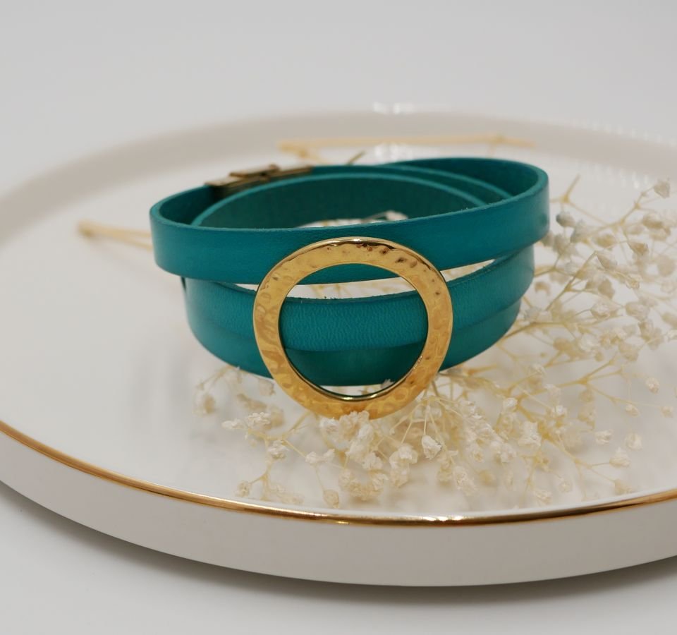 Pulseira de couro com grande anel de ouro, personalizável para 3 pulsos