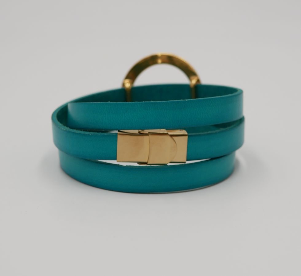Pulseira de couro com grande anel de ouro, personalizável para 3 pulsos