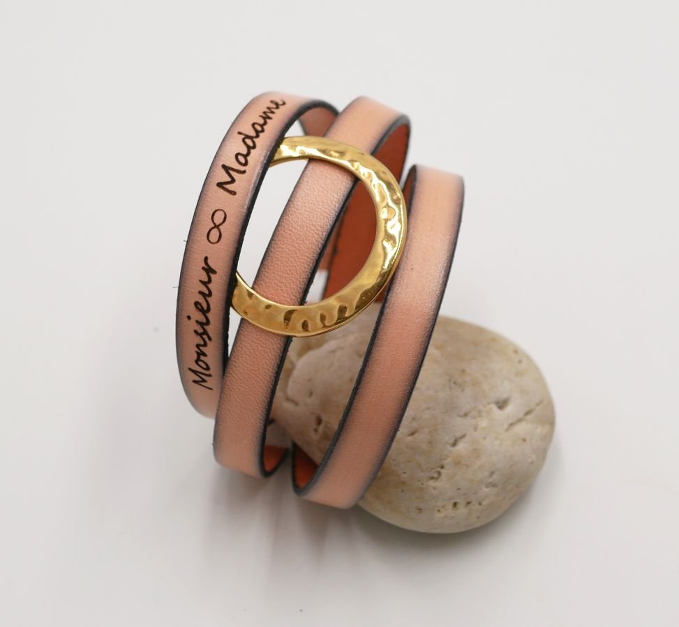 Pulseira de couro com grande anel de ouro, personalizável para 3 pulsos