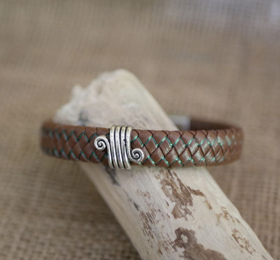 Bracelete de couro castanho trançado homem fecho de aço escovado magnético