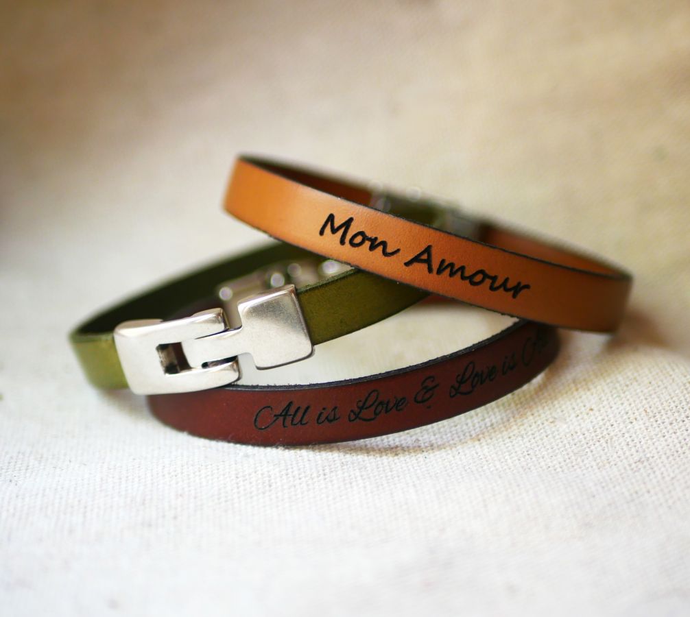 Pulseira mista de couro com T-clasp gravado na sua escolha de cores