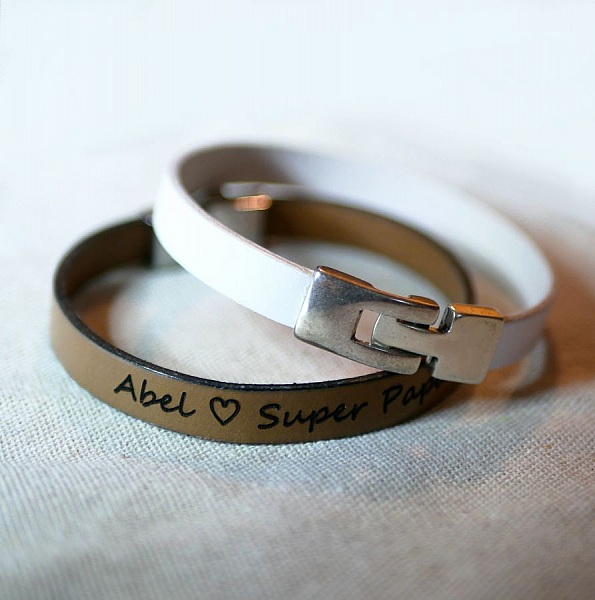 Pulseira mista de couro com T-clasp gravado na sua escolha de cores