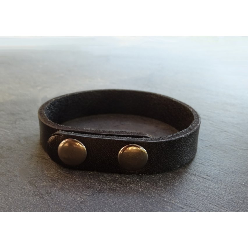 Bracelete em pele mista preta gravada com botões de pressão