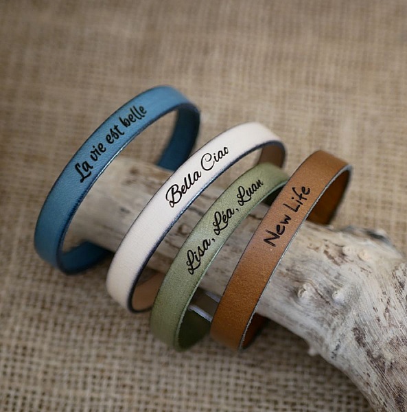 Pulseira mista de couro com T-clasp gravado na sua escolha de cores