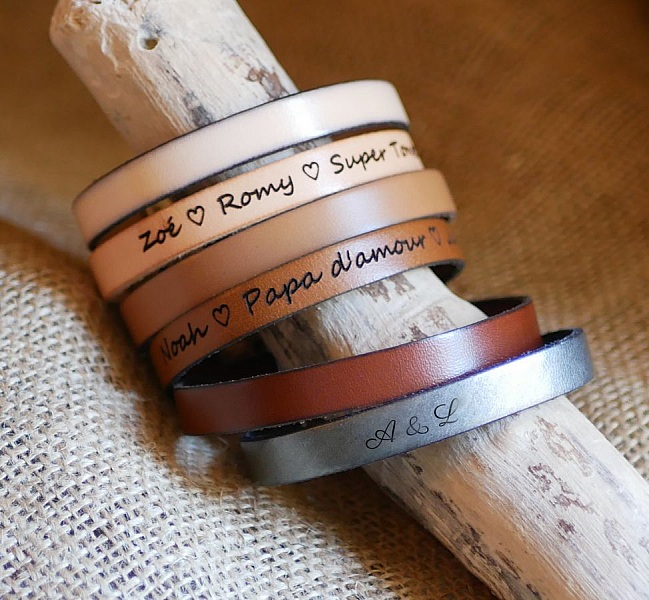 Pulseira mista de couro com T-clasp gravado na sua escolha de cores
