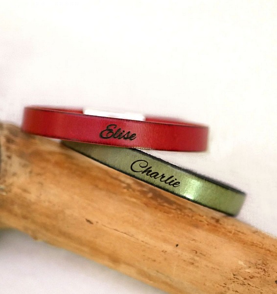 Pulseira mista de couro com T-clasp gravado na sua escolha de cores