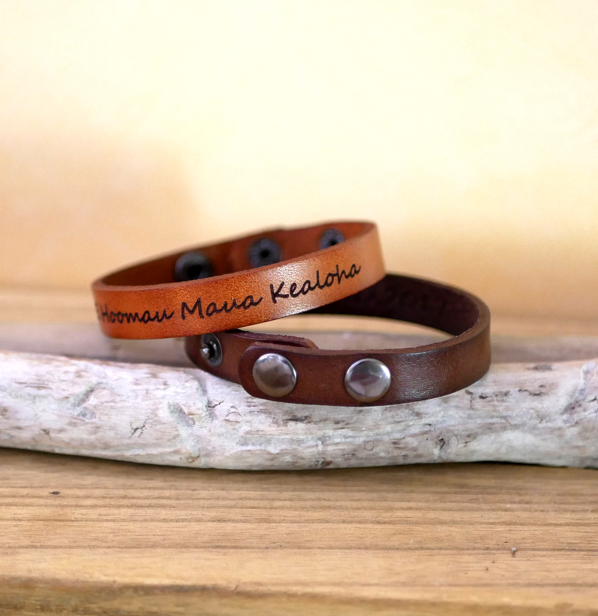 Bracelete mista em pele camel gravada com botões de pressão