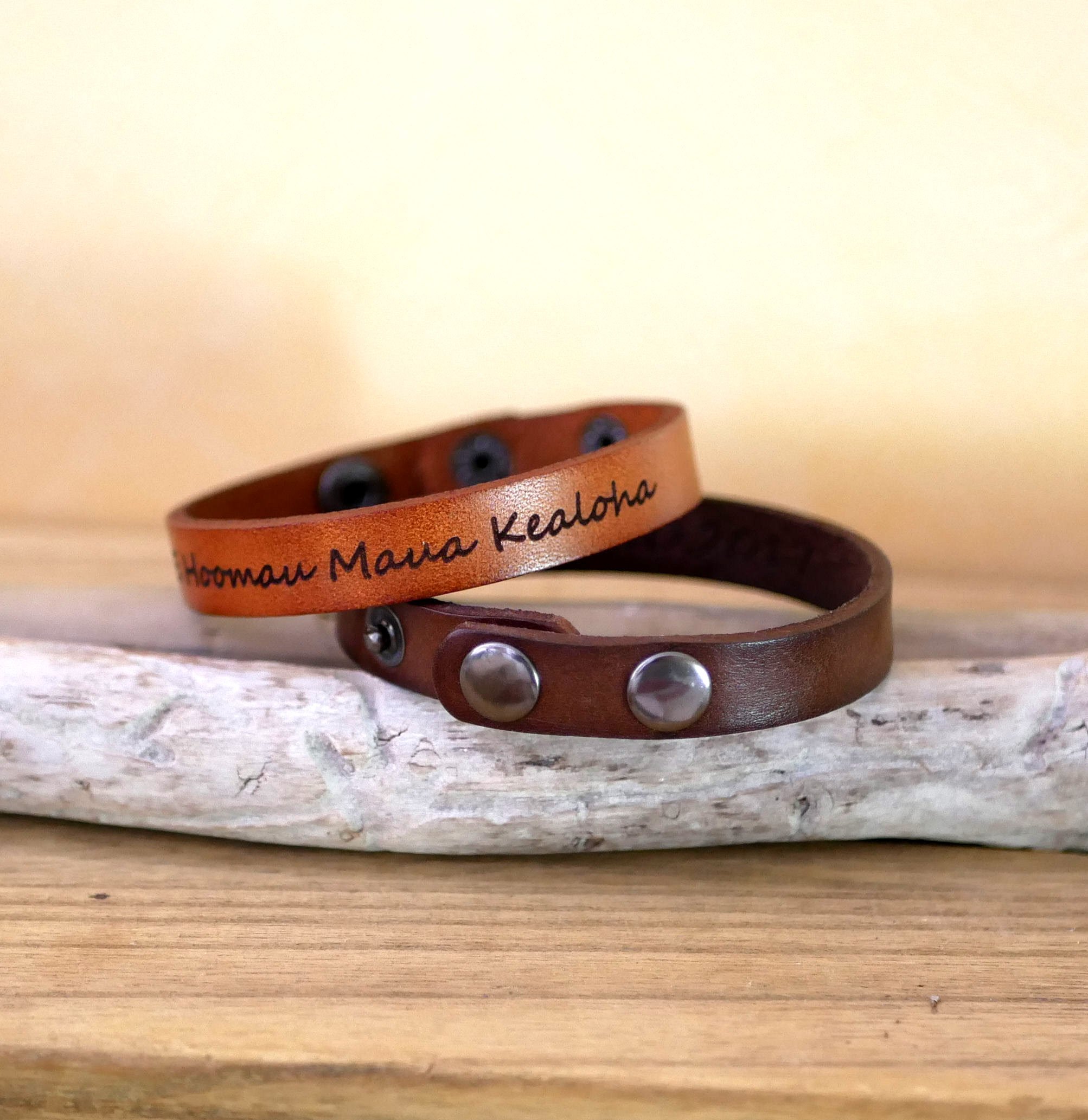 Bracelete mista em pele camel gravada com botões de pressão