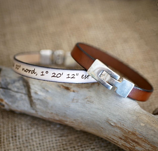 Pulseira mista de couro com T-clasp gravado na sua escolha de cores