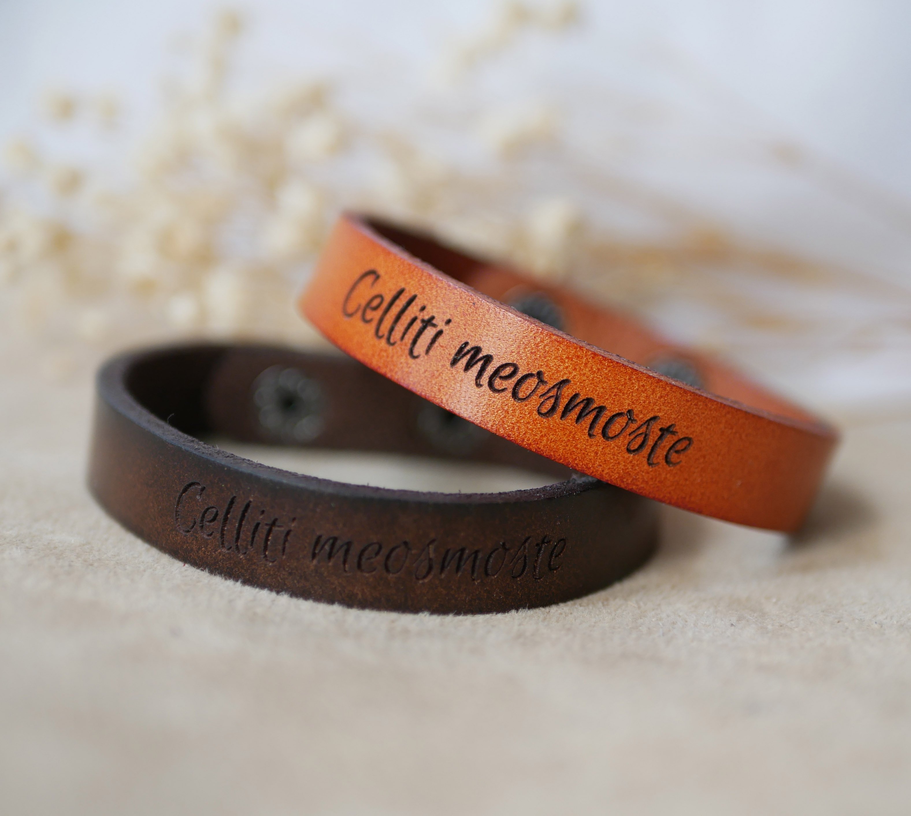 Bracelete mista em pele camel gravada com bot&otilde;es de press&atilde;o