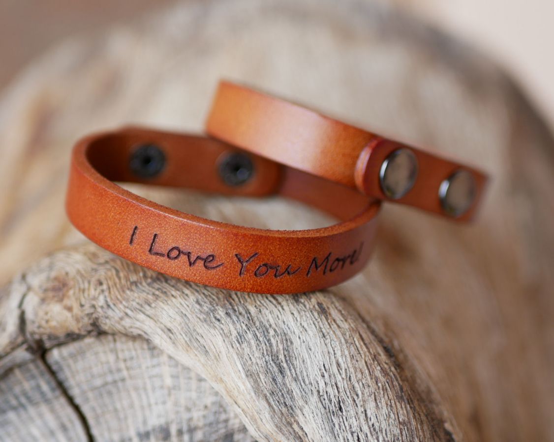 Bracelete mista em pele camel gravada com botões de pressão