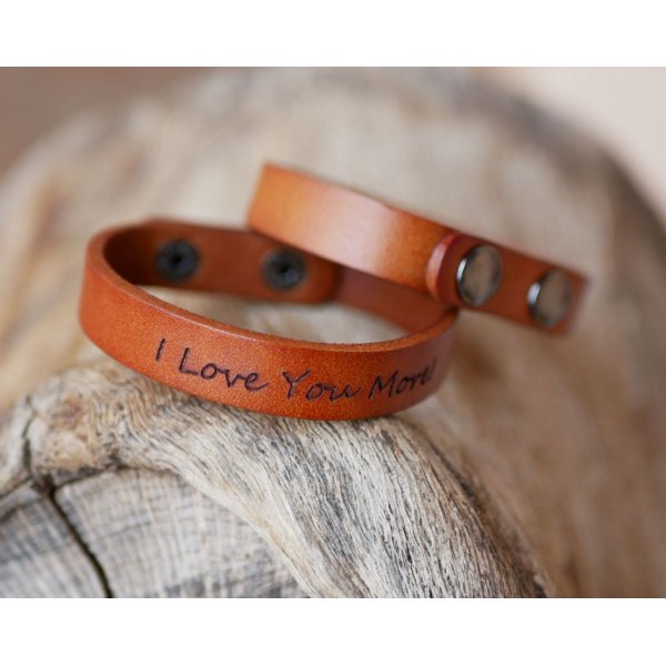 Bracelete mista em pele camel gravada com bot&otilde;es de press&atilde;o