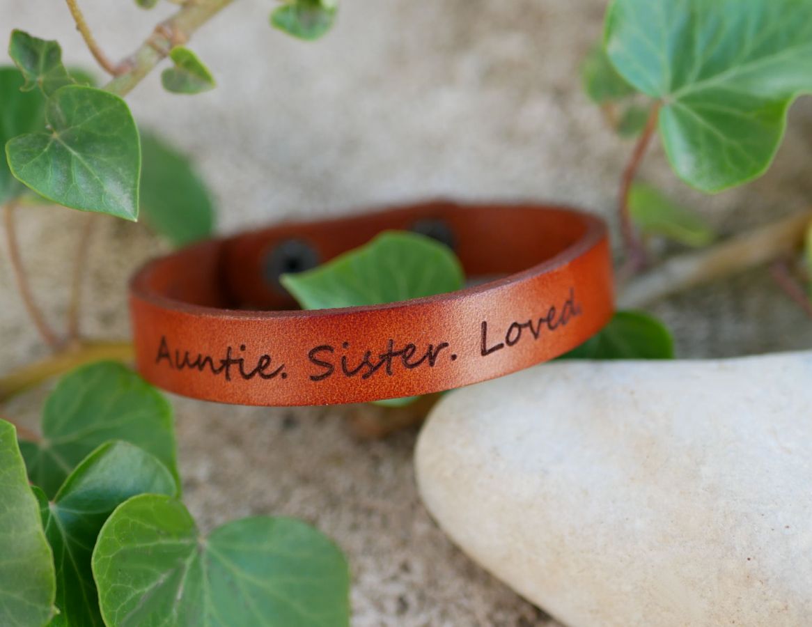 Bracelete mista em pele camel gravada com botões de pressão