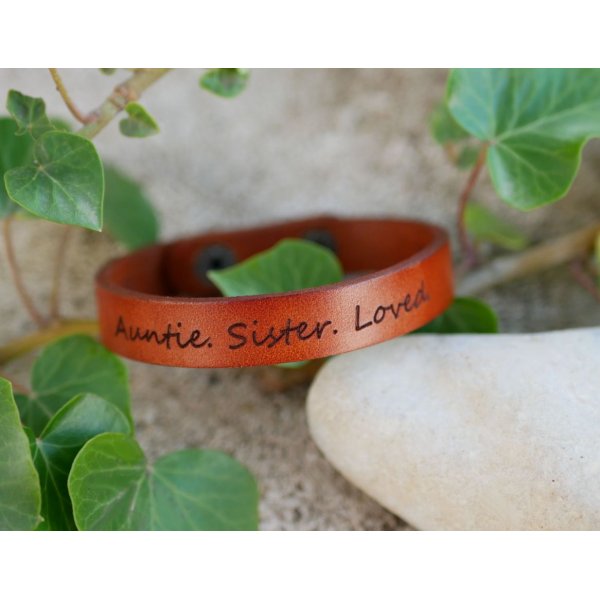 Bracelete mista em pele camel gravada com bot&otilde;es de press&atilde;o