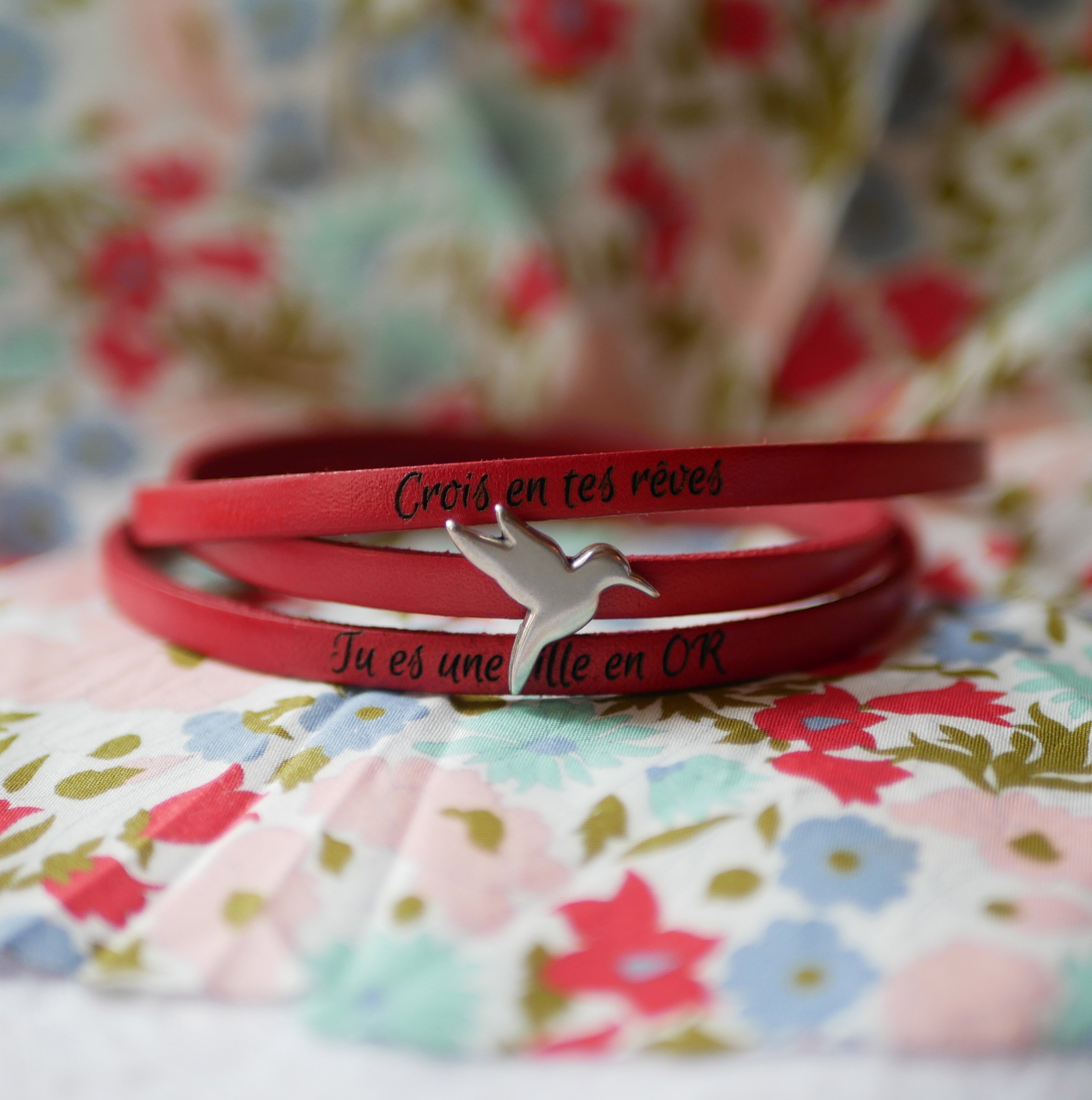 Bracelete em pele multi-voltas personalizável com motivo de estrela, infinito ou coração 