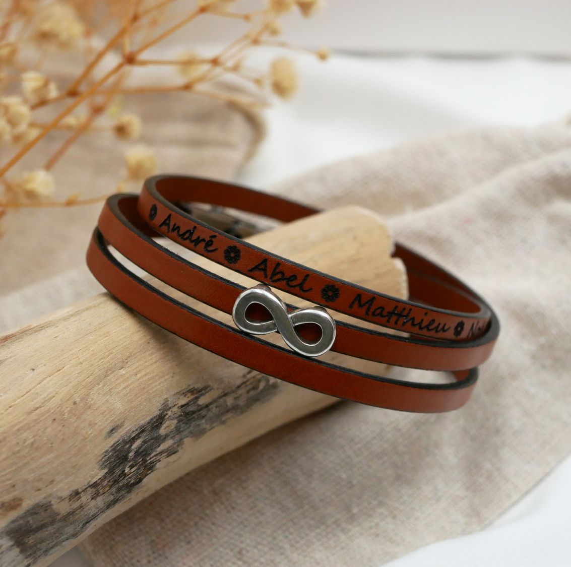 Bracelete em pele multi-voltas personalizável com motivo de estrela, infinito ou coração 