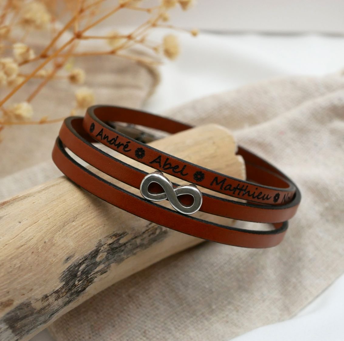 Bracelete em pele multi-voltas personalizável com motivo de estrela, infinito ou coração 