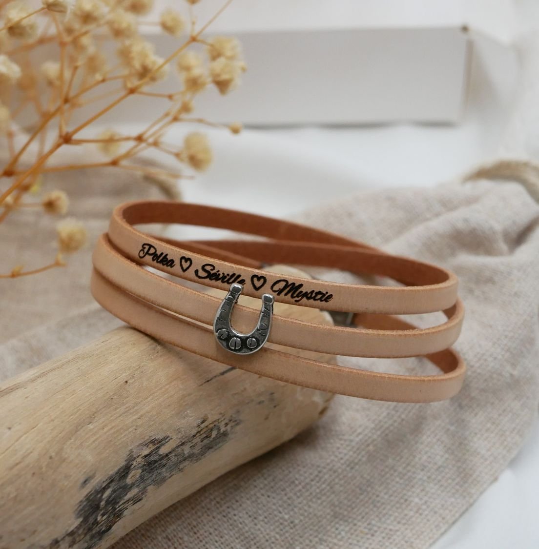 Bracelete em pele multi-voltas personalizável com motivo de estrela, infinito ou coração 