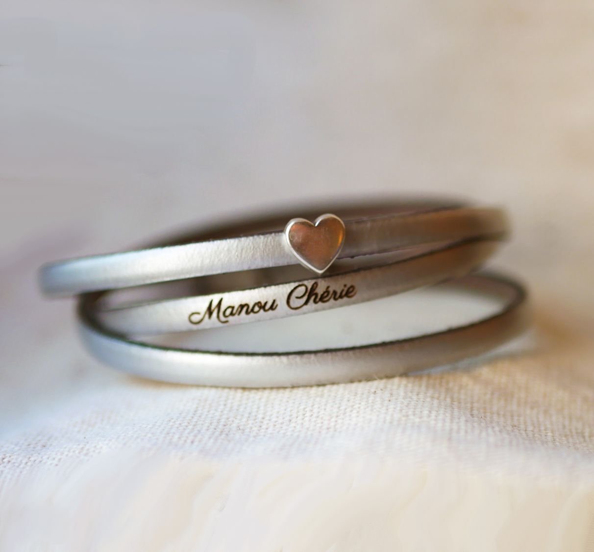 Bracelete em pele multi-voltas personalizável com motivo de estrela, infinito ou coração 