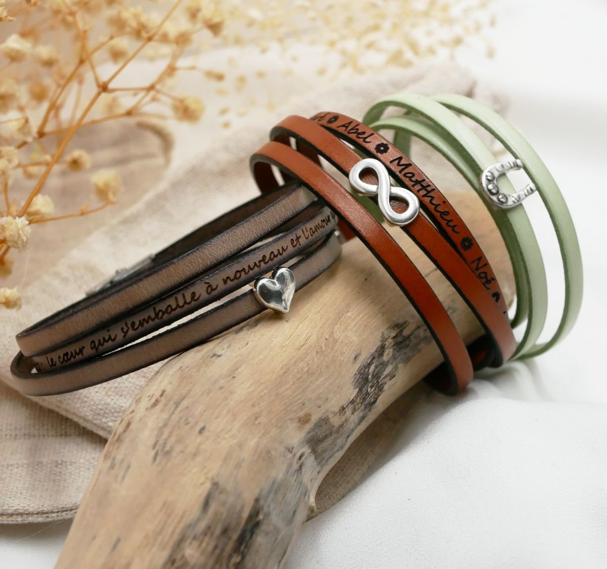 Bracelete em pele multi-voltas personalizável com motivo de estrela, infinito ou coração 