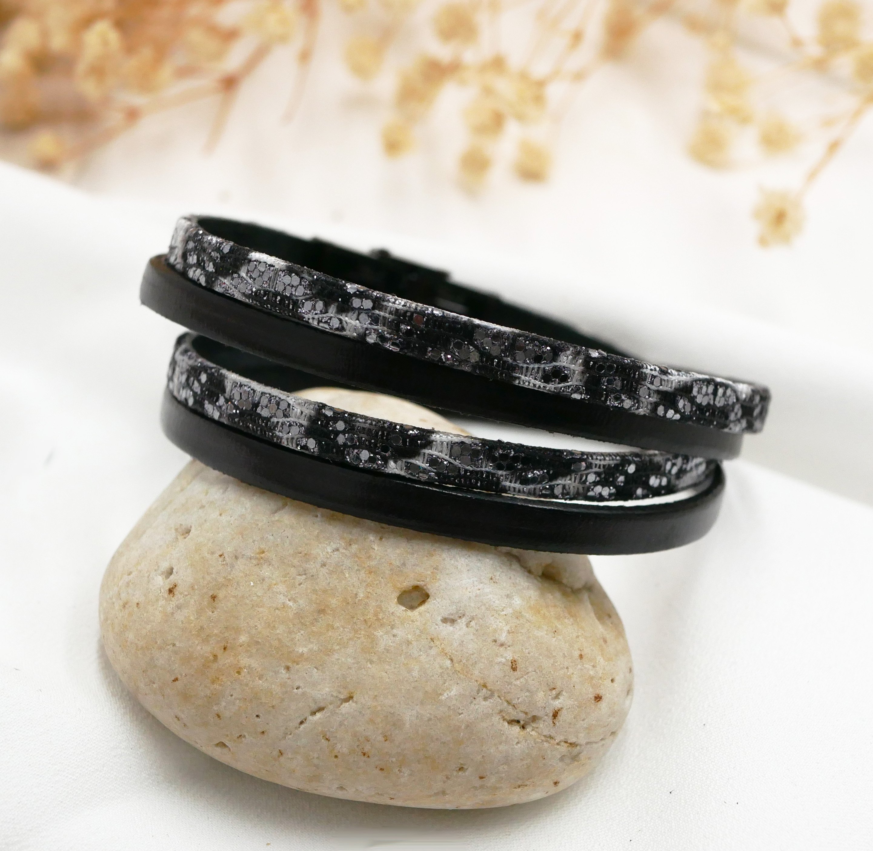 Bracelete em pele preta prateada com brilhantes para personalizar