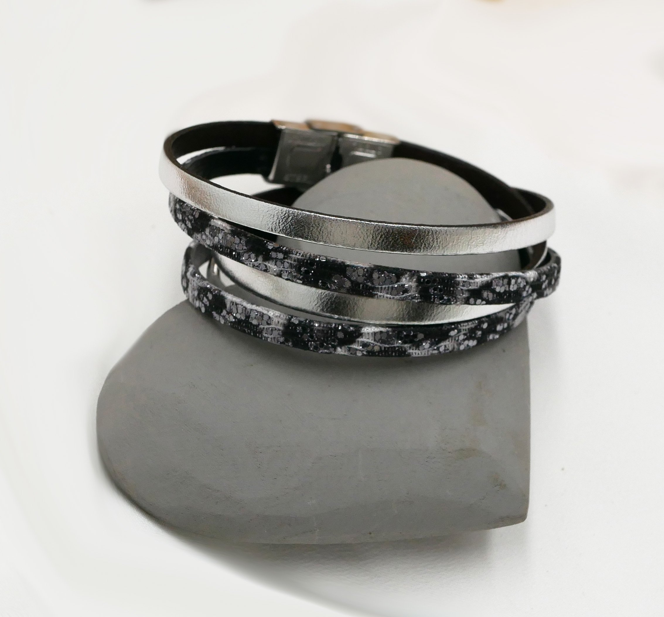 Bracelete em pele preta prateada com brilhantes para personalizar
