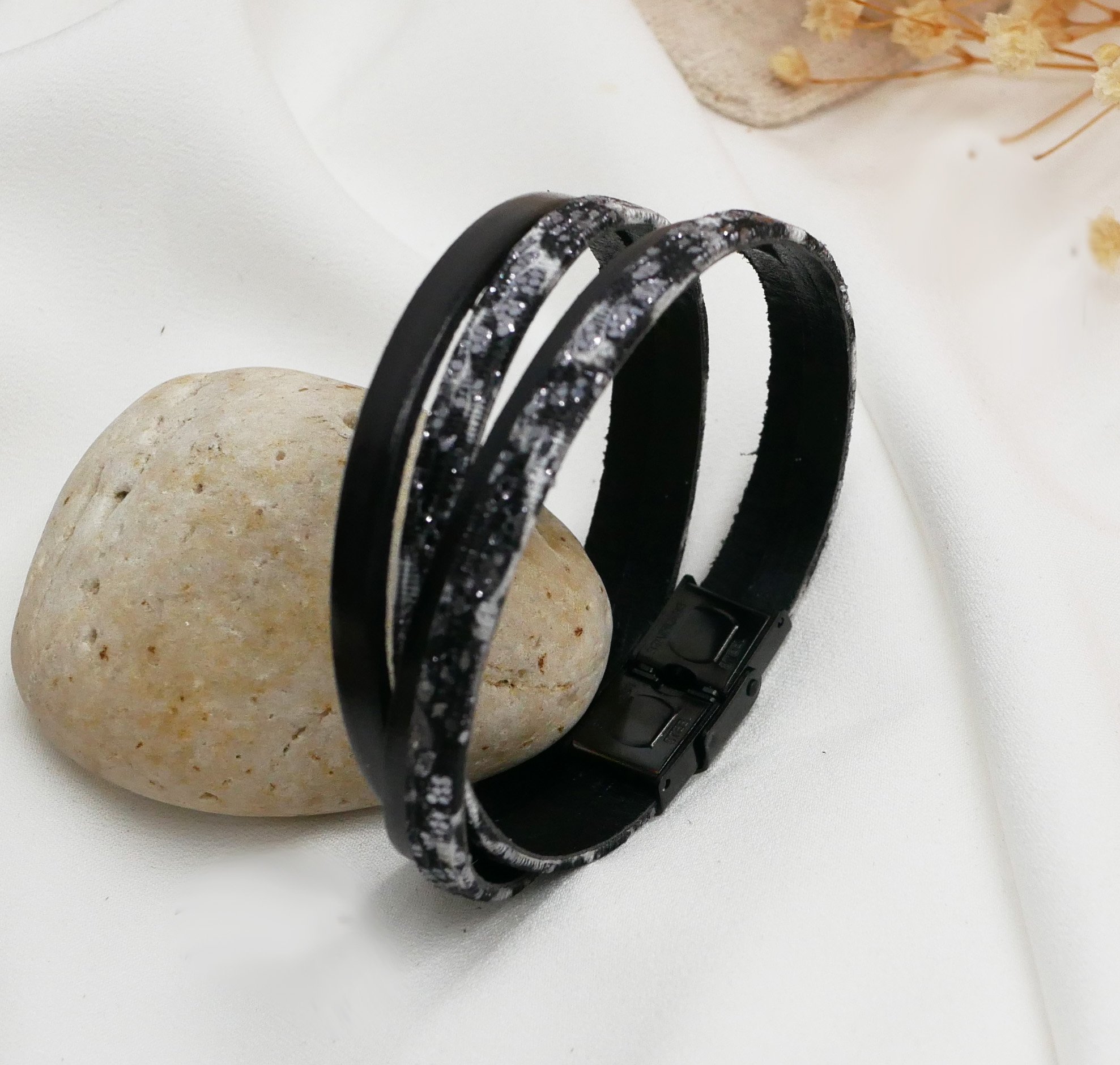 Bracelete em pele preta prateada com brilhantes para personalizar