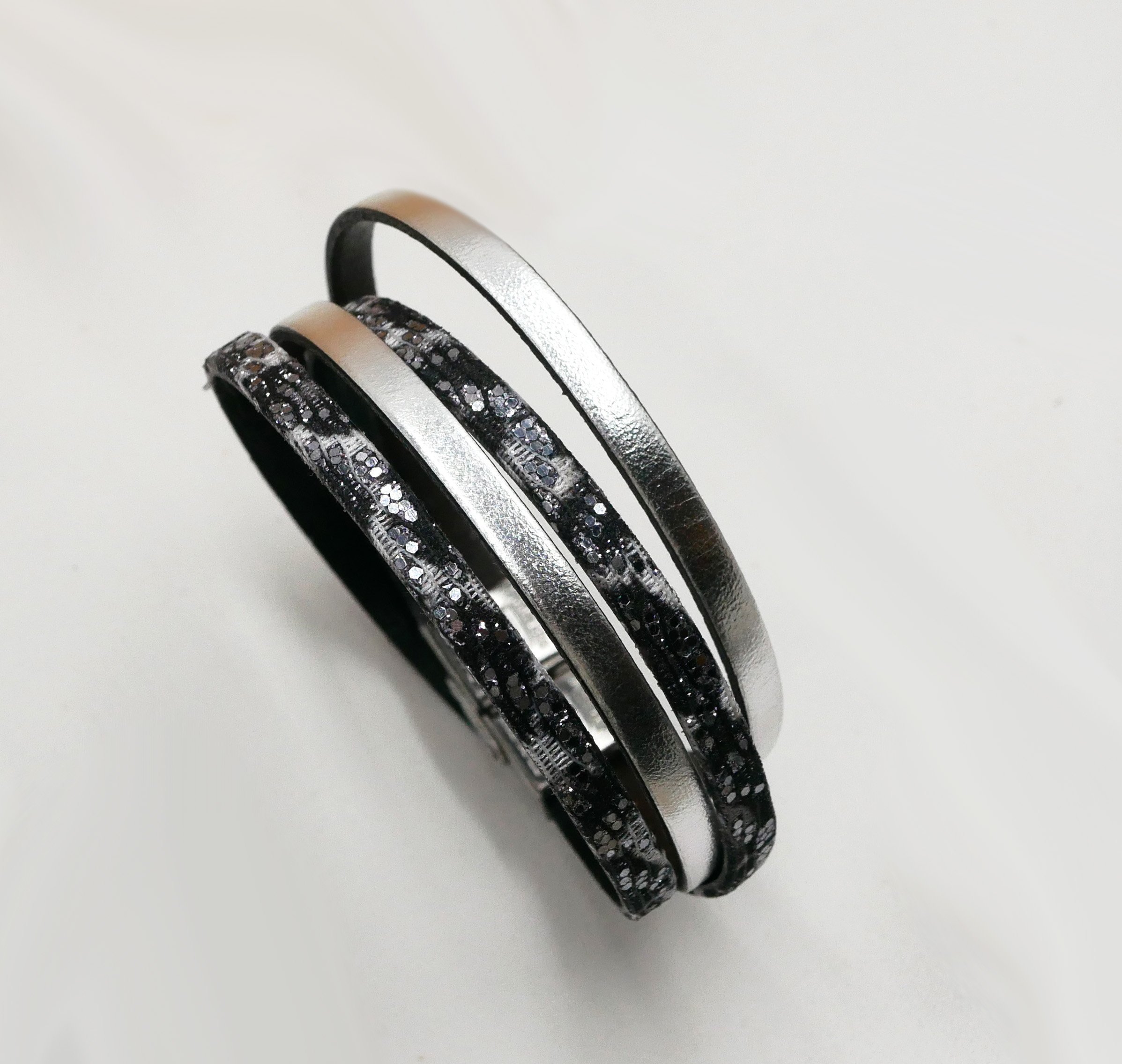 Bracelete em pele preta prateada com brilhantes para personalizar