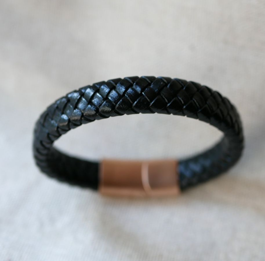 Pulseira de couro preto com fecho magnético de aço Rose Gold