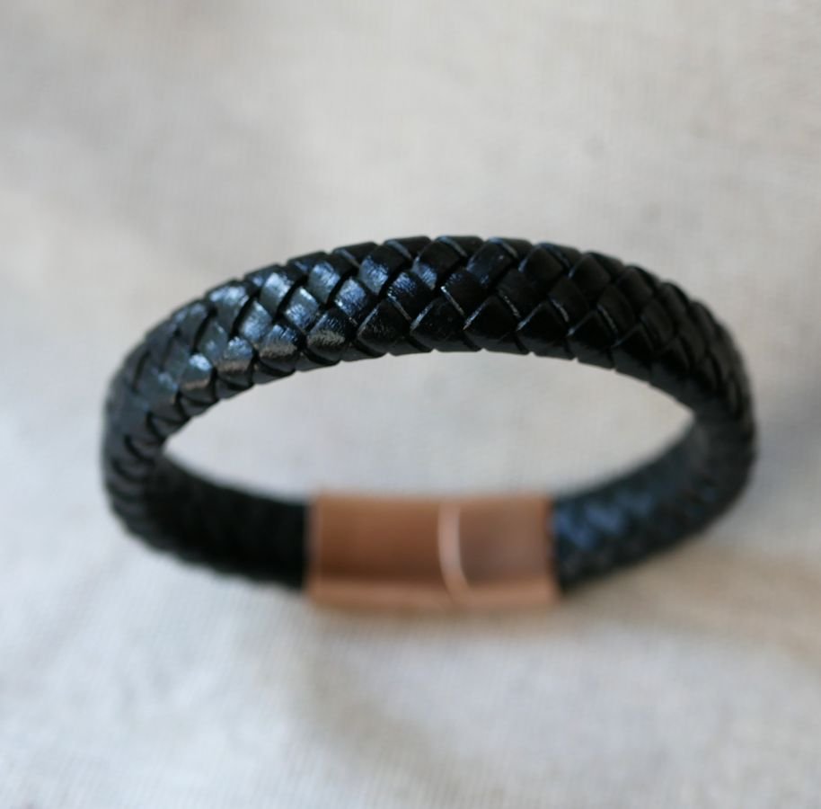 Pulseira de couro preto com fecho magnético de aço Rose Gold