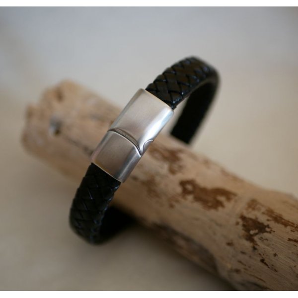 Bracelete de couro preto entran&ccedil;ado para homem com fecho de a&ccedil;o magn&eacute;tico e fecho de correr