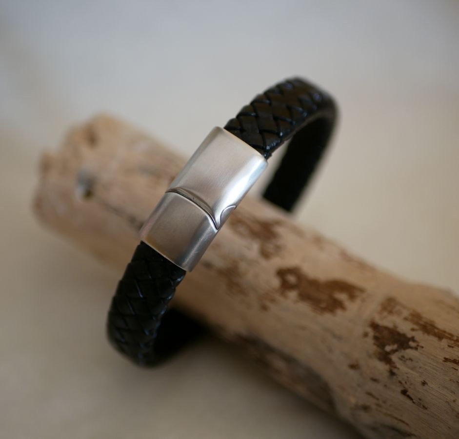 Bracelete de couro preto entrançado para homem com fecho de aço magnético e fecho de correr