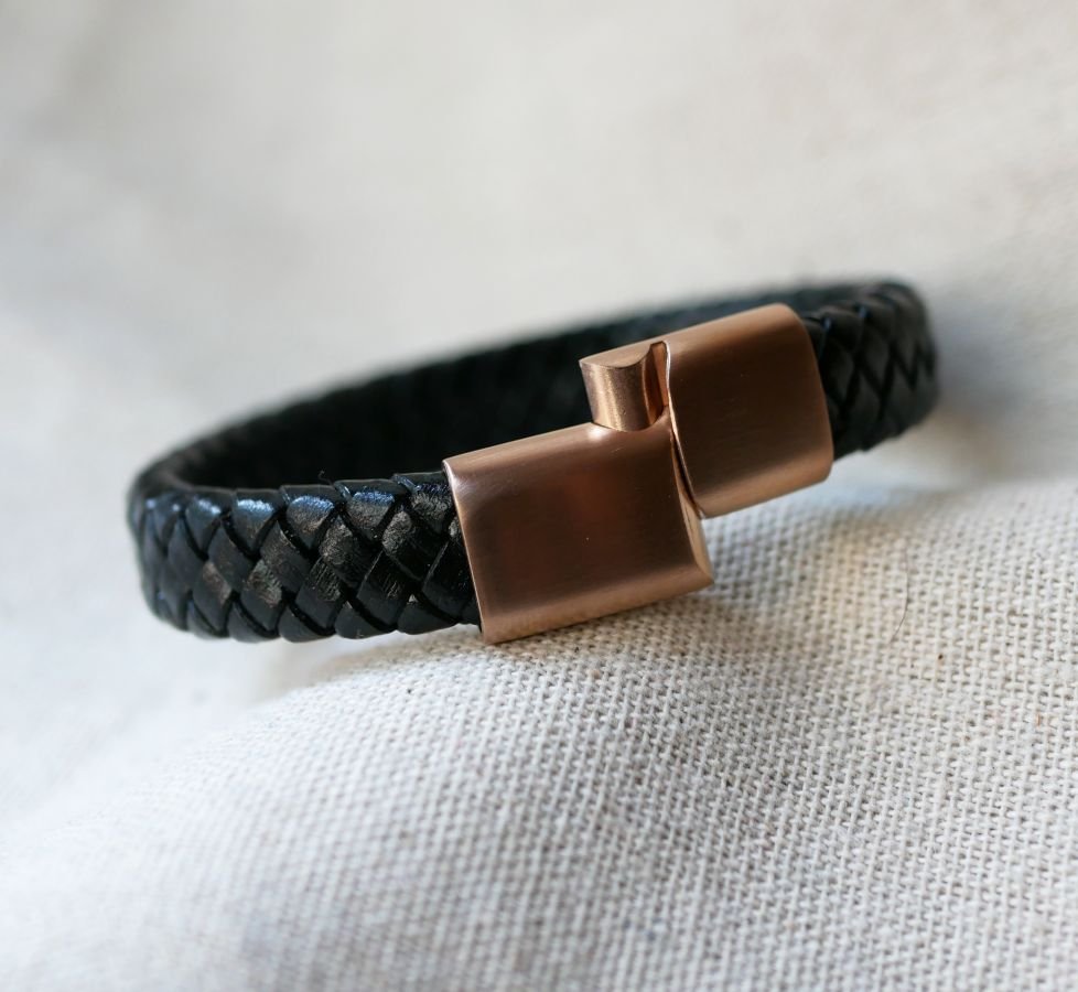 Pulseira de couro preto com fecho magnético de aço Rose Gold