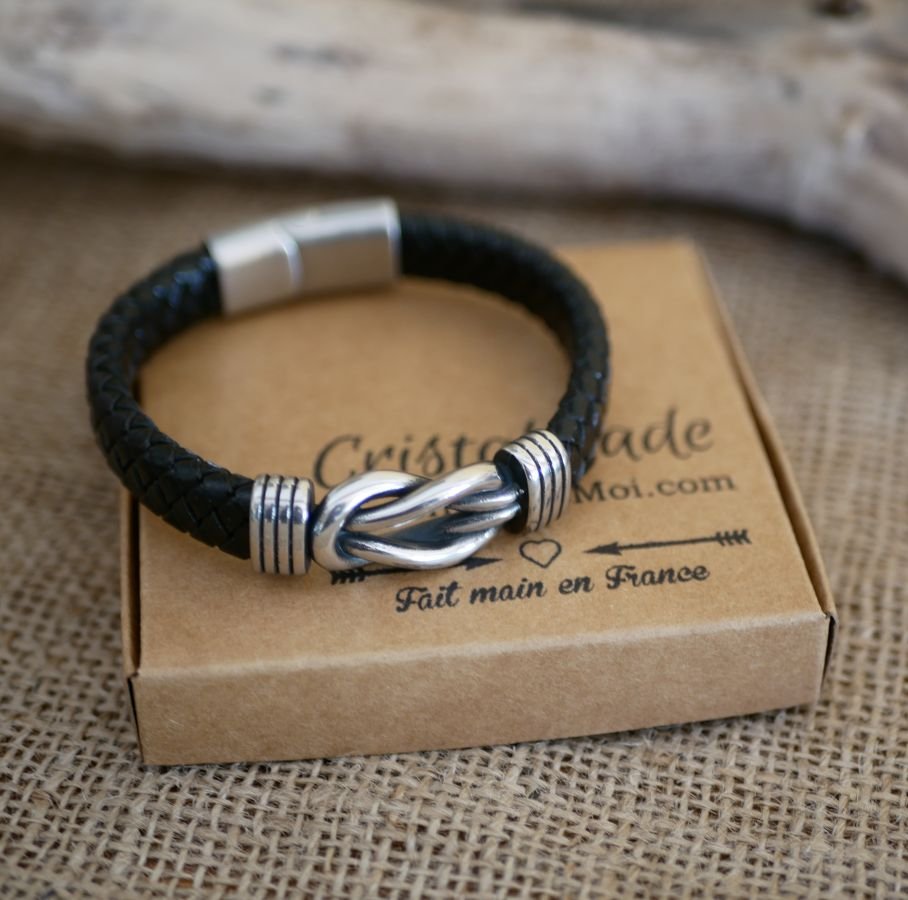 Pulseira em pele preta com nó celta e fecho de aço magnético