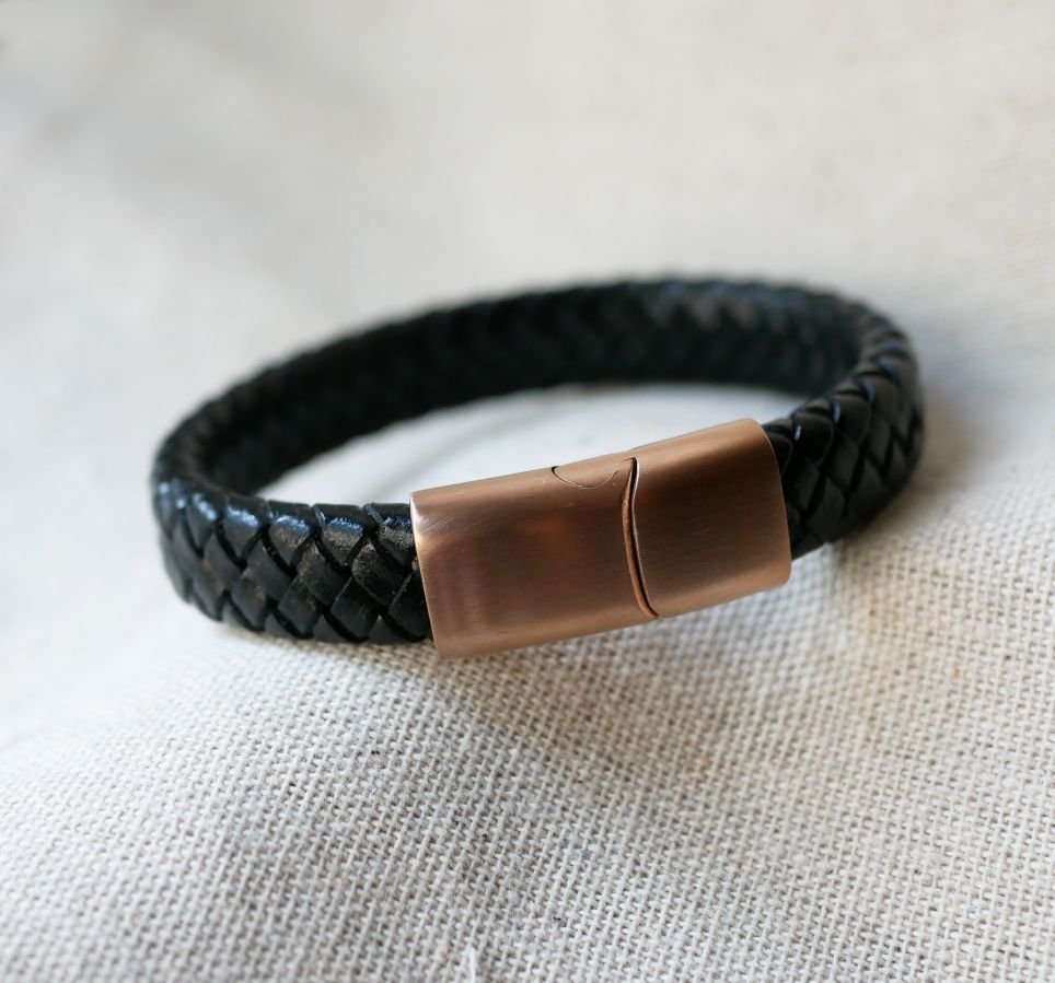 Pulseira de couro preto com fecho magnético de aço Rose Gold