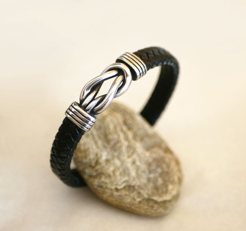 Pulseira em pele preta com nó celta e fecho de aço magnético
