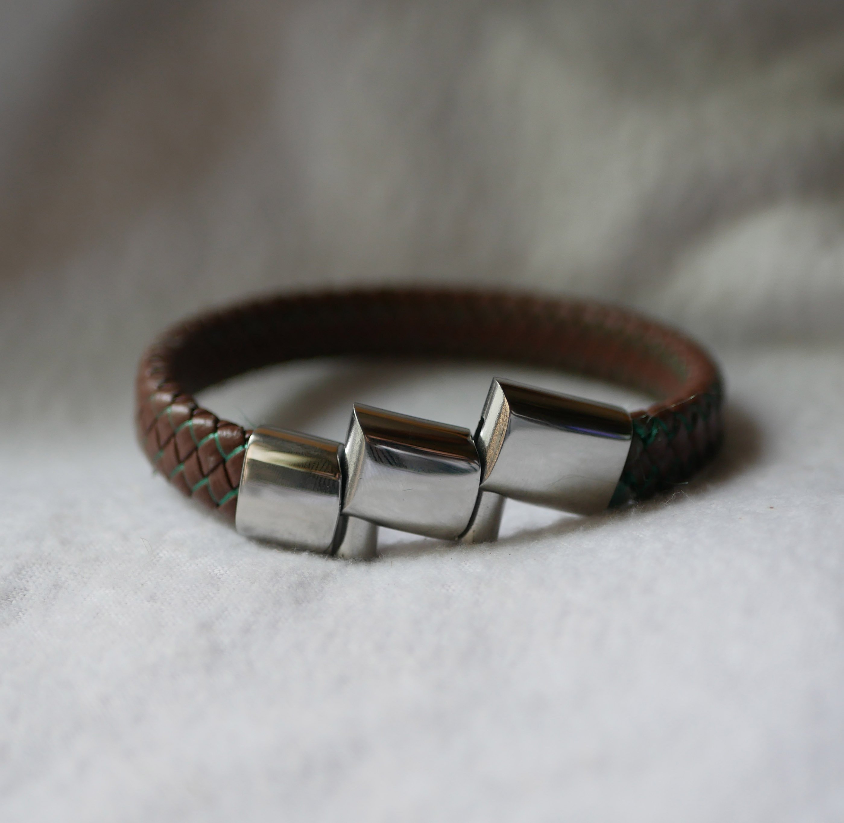Bracelete de couro preto entrançado para homem com fecho de aço magnético e fecho de correr