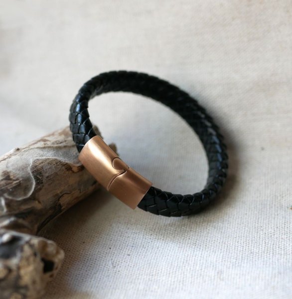 Pulseira de couro preto com fecho magn&eacute;tico de a&ccedil;o Rose Gold