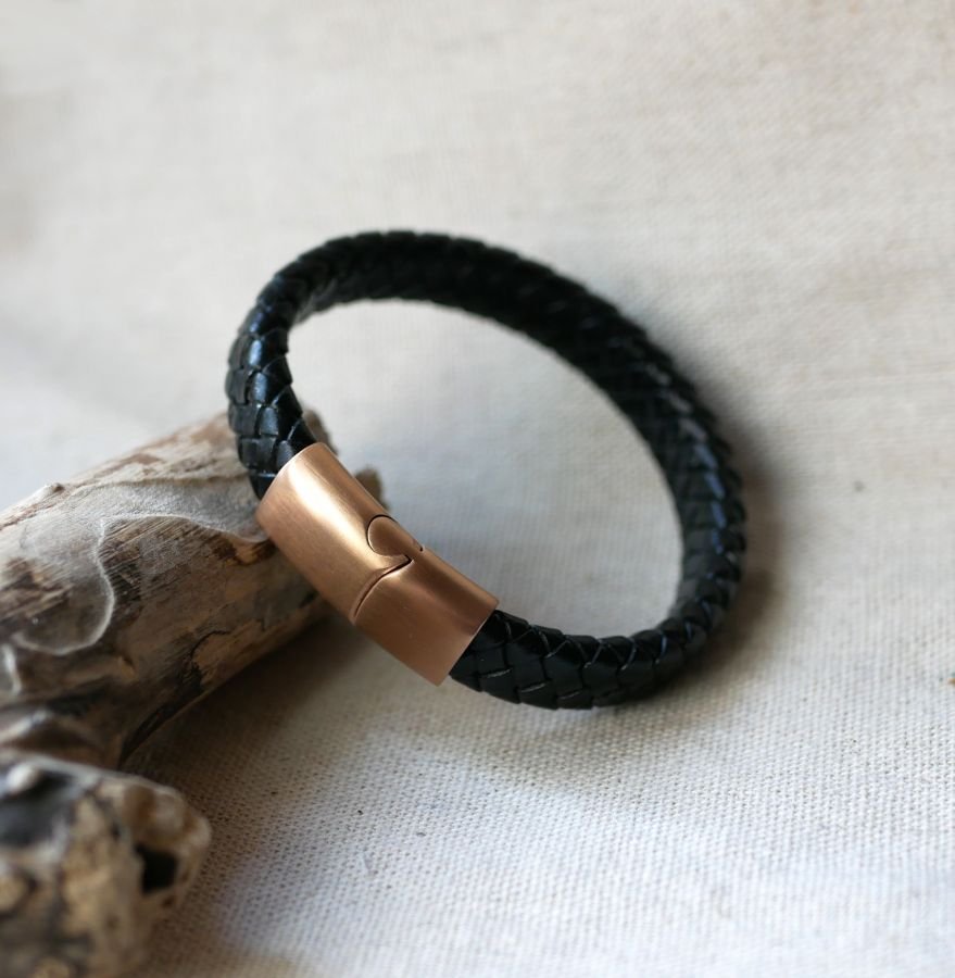 Pulseira de couro preto com fecho magnético de aço Rose Gold