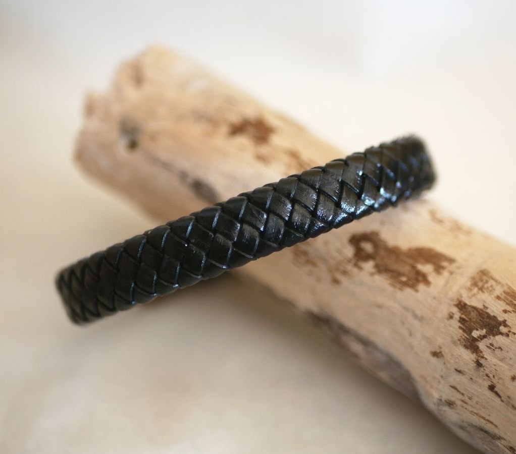 Bracelete de couro preto entrançado para homem com fecho de aço magnético e fecho de correr