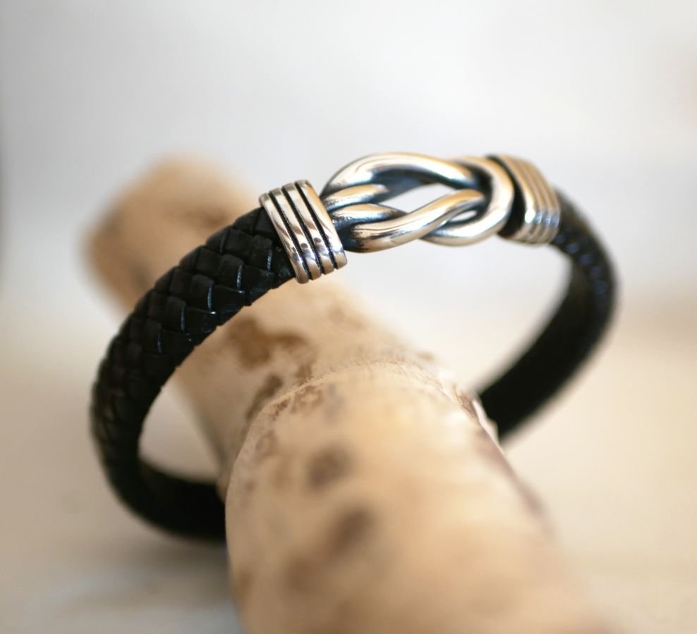 Pulseira em pele preta com nó celta e fecho de aço magnético