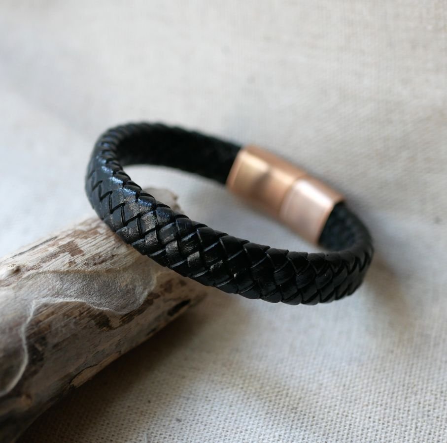 Pulseira de couro preto com fecho magnético de aço Rose Gold
