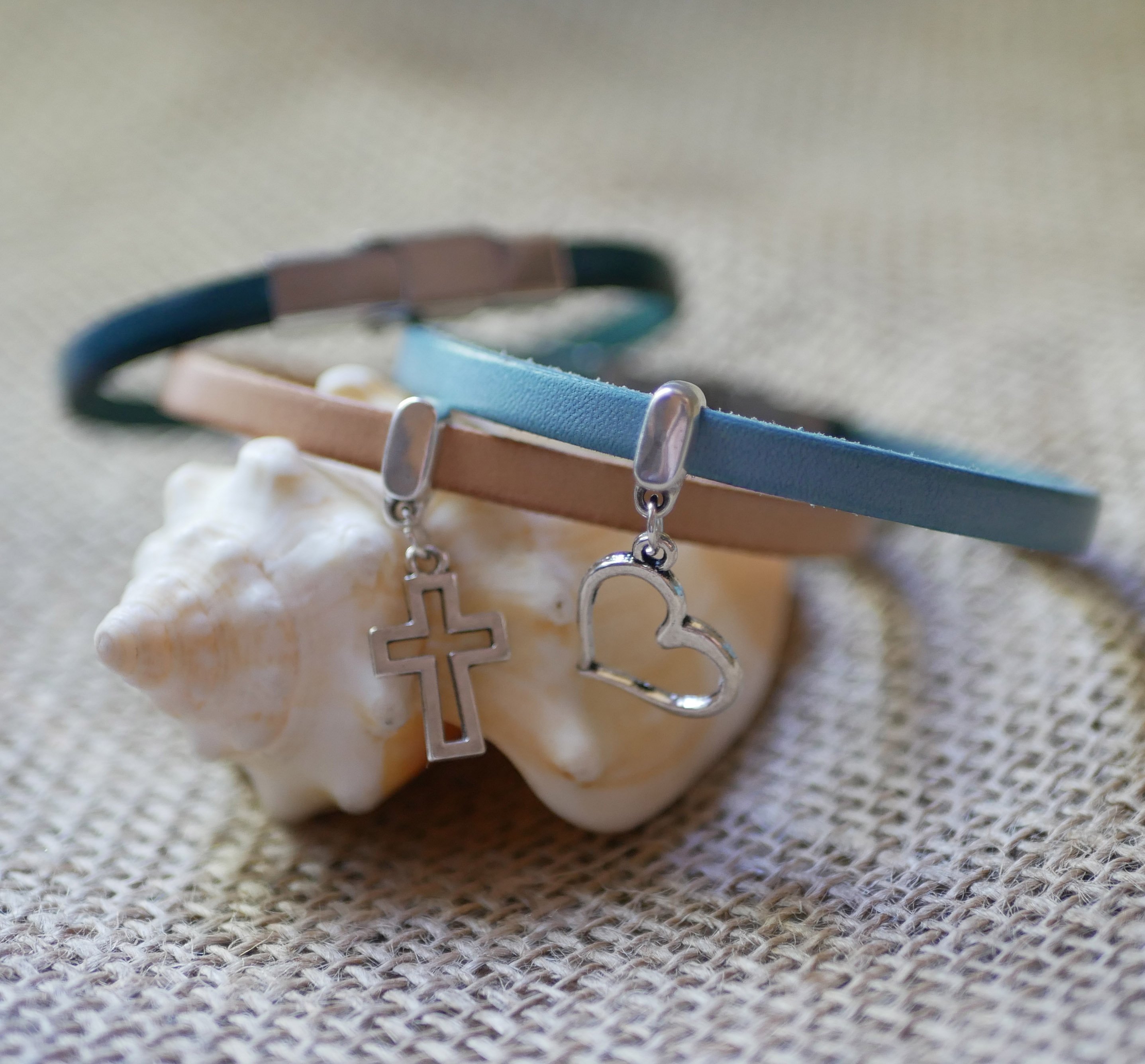 Pulseira em pele com pendente à escolha, personalizável através de gravação