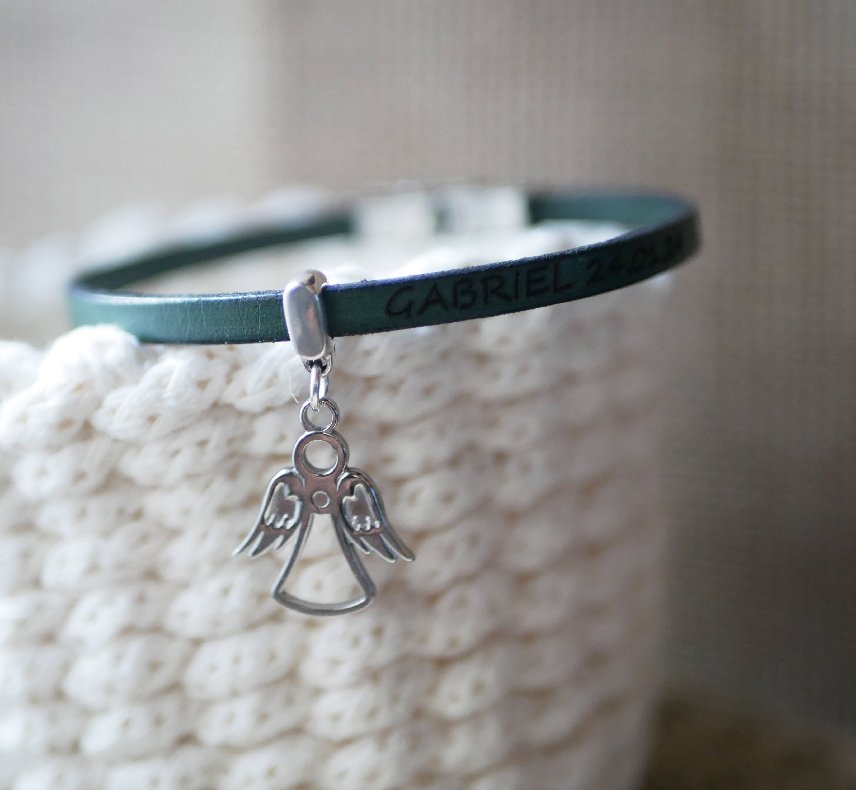 Pulseira em pele com pendente à escolha, personalizável através de gravação