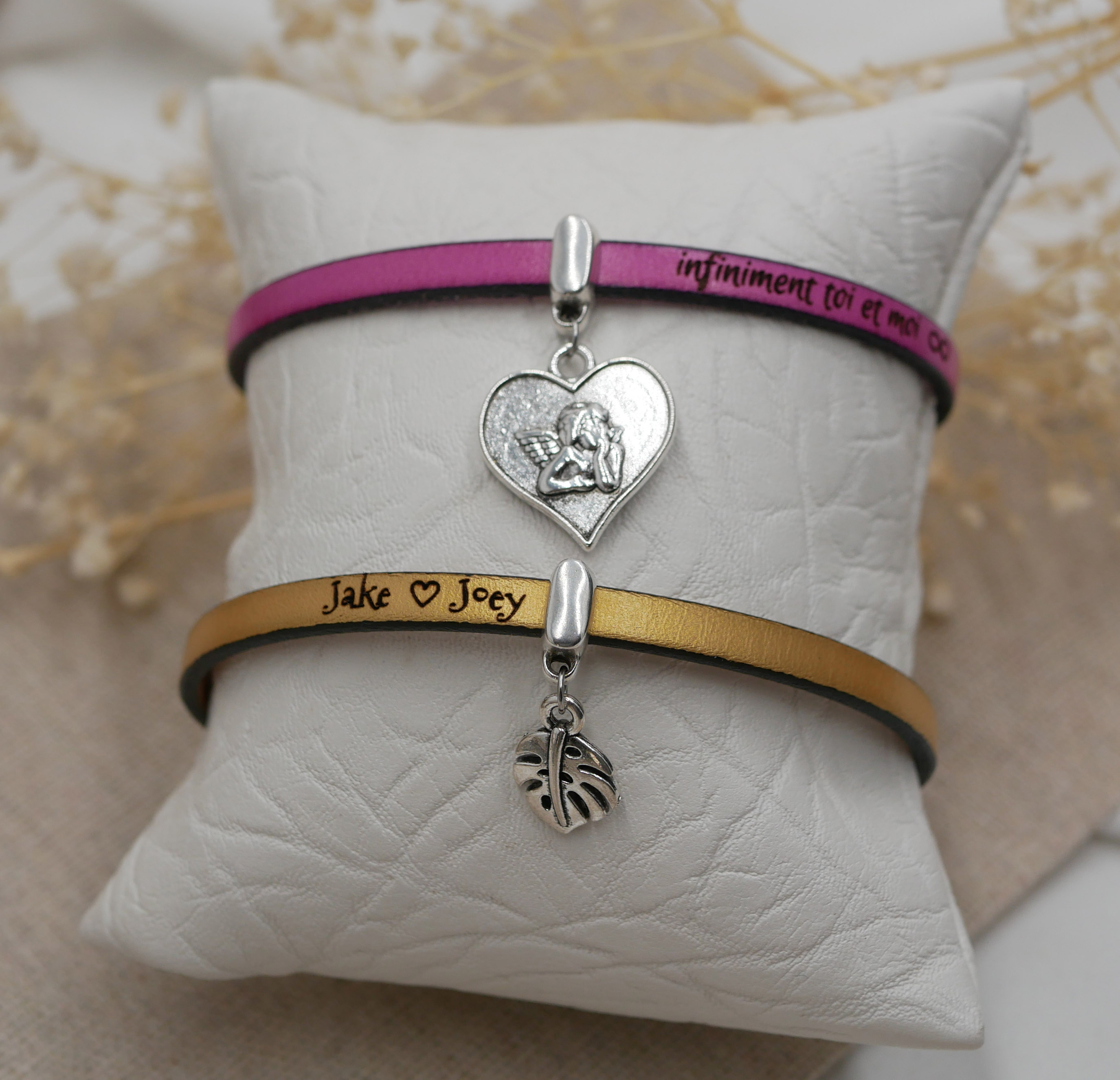 Pulseira em pele com pendente à escolha, personalizável através de gravação