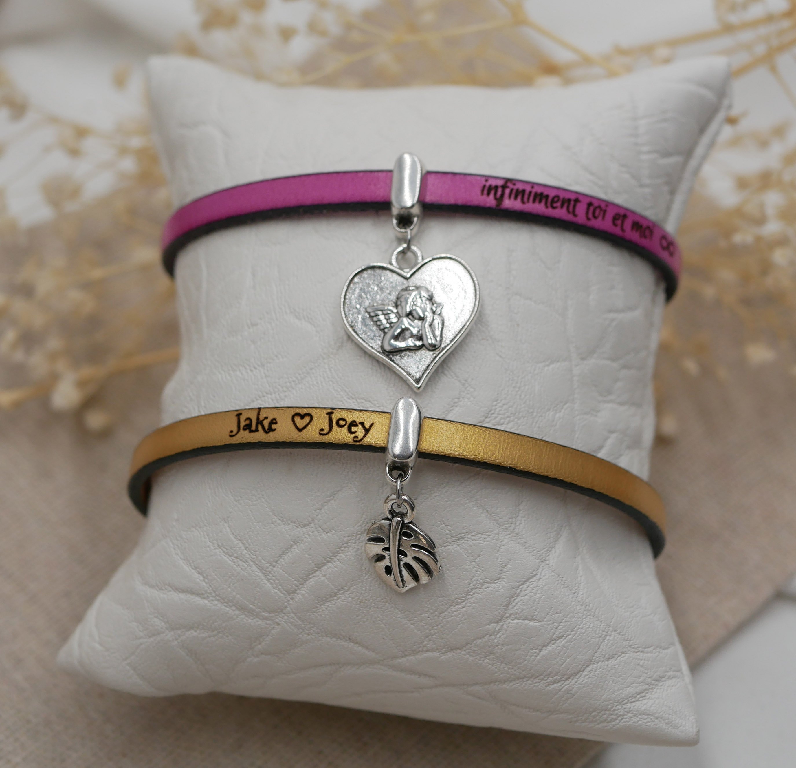 Pulseira em pele com pendente à escolha, personalizável através de gravação