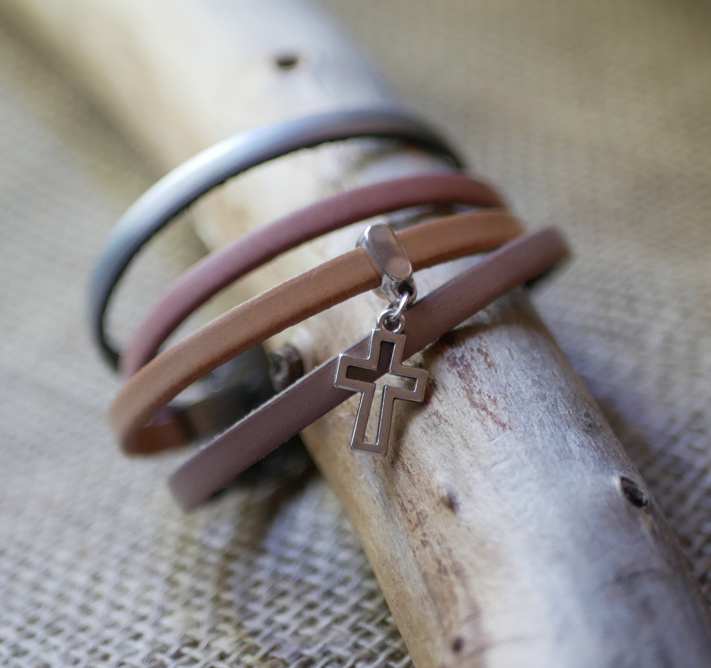 Pulseira em pele com pendente à escolha, personalizável através de gravação